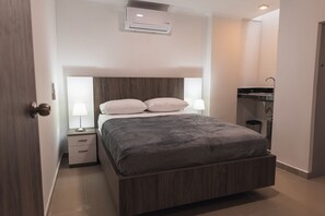 1 bedroom, iron/ironing board, WiFi, bed sheets - Room by the village coliseum H103 (Cali)