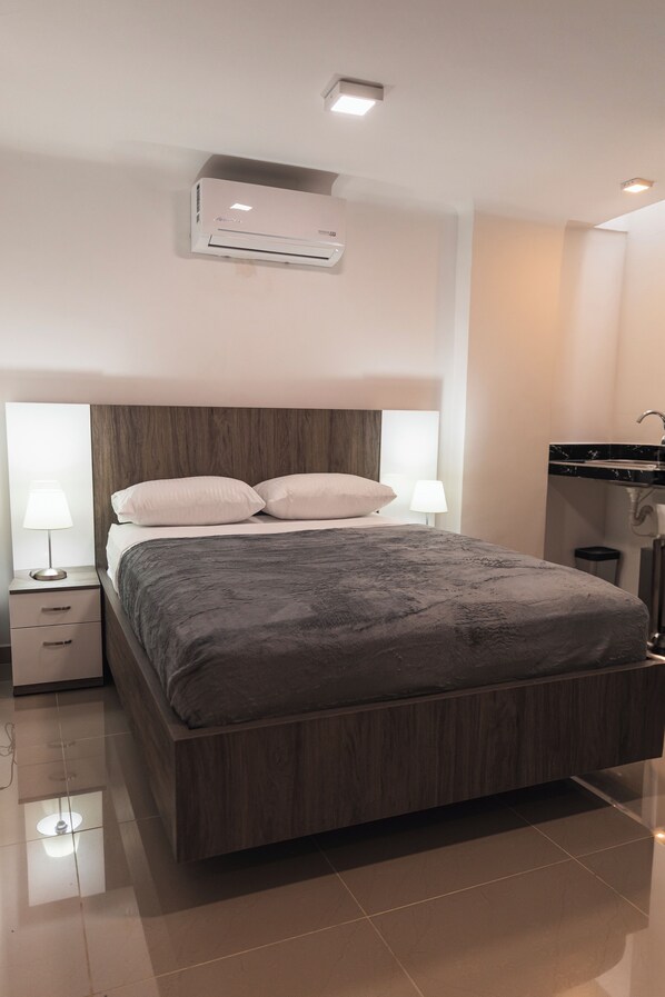 1 slaapkamer, een strijkplank/strijkijzer, wifi, beddengoed