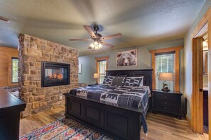 4 bedrooms, individually decorated, individually furnished, bed sheets - Luna Bear Lodge (Gatlinburg)