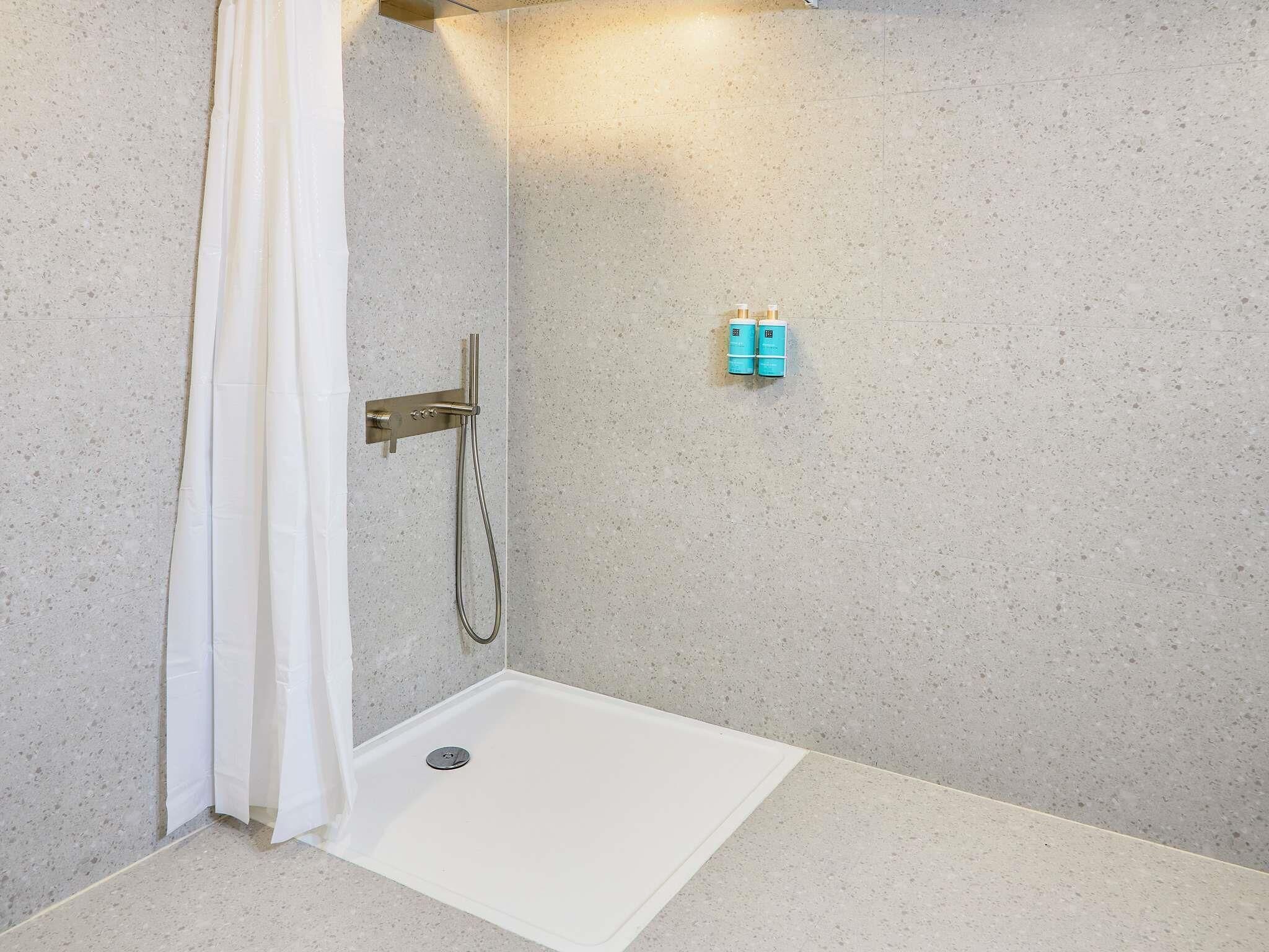 Chambre, 1 lit double et 1 canapé-lit | Literie de qualité, décor unique, ameublement unique, bureau