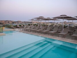 Una piscina techada, una piscina al aire libre