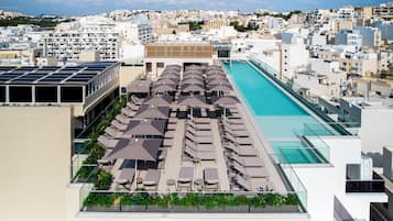 室內游泳池和室外游泳池