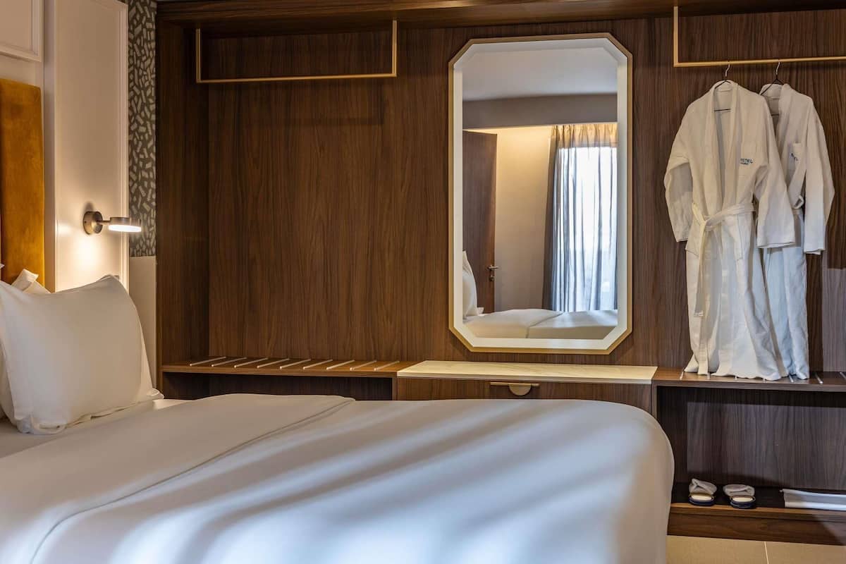 Suíte, 1 cama de casal, sacada | Roupas de cama premium, individualmente decorados