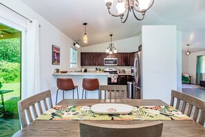 Dining - Peaceful Petfriendly Paradise Home | with A/C (Hawaiian Paradise Park)