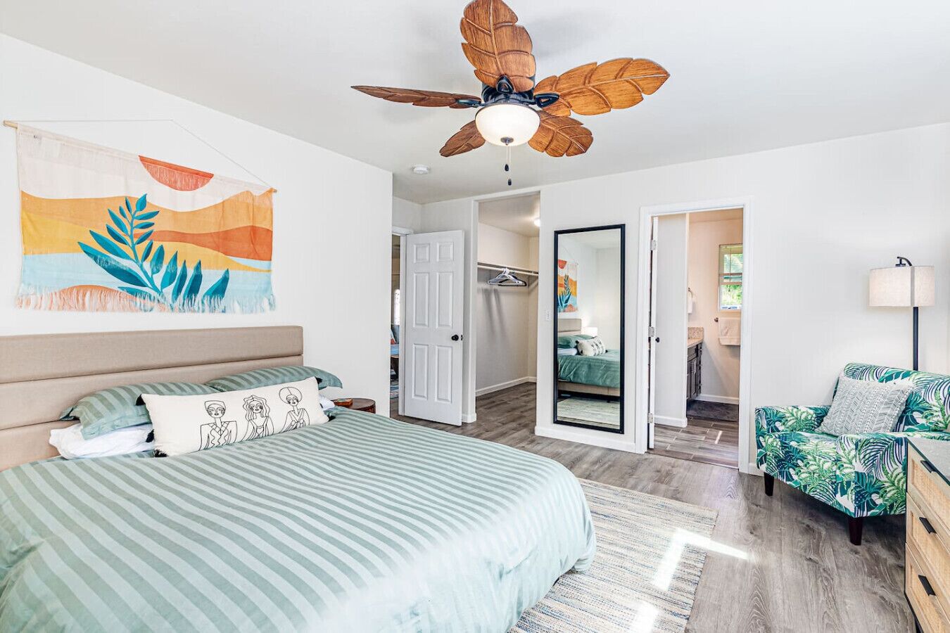 4 bedrooms, iron/ironing board, WiFi, bed sheets