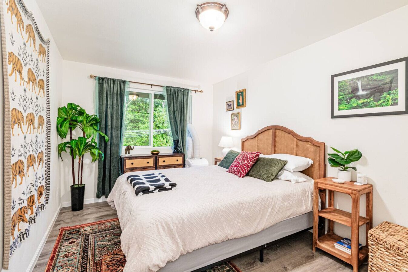 4 bedrooms, iron/ironing board, WiFi, bed sheets