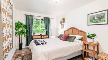 4 bedrooms, iron/ironing board, WiFi, bed sheets