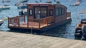 Deluxe Room, Balcony, Bay View | Bathroom | Free toiletries, slippers, towels, soap