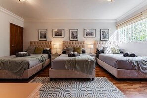 6 soveværelser, skrivebord, strygejern/strygebræt, weekendseng