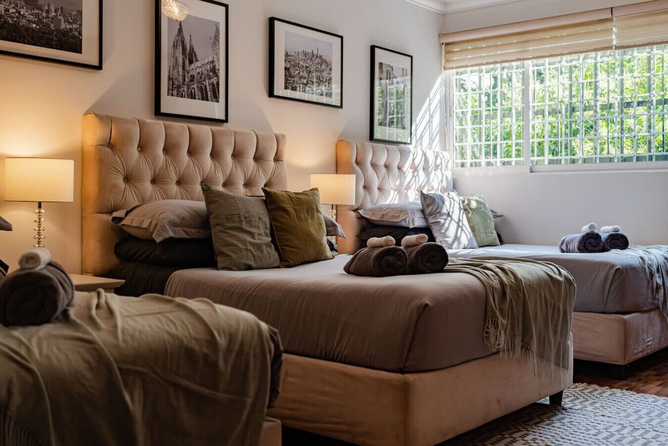 5 sovrum, skrivbord, strykjärn/strykbräda och resesäng