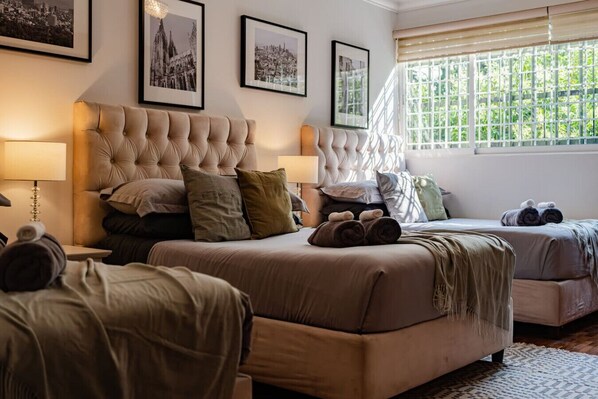 5 habitaciones, escritorio y tabla de planchar con plancha