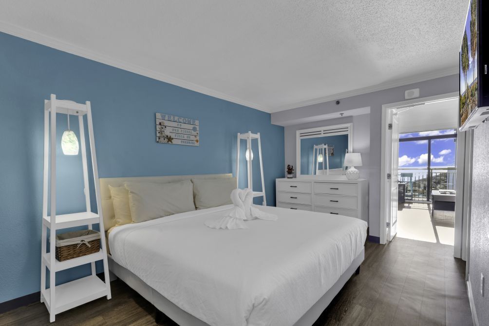 Iron/ironing board, bed sheets