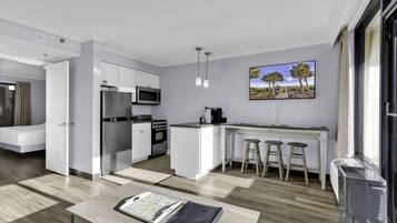 Een koelkast, een magnetron, een oven, een kookplaat