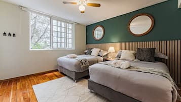 6 bedrooms, desk, iron/ironing board, travel crib