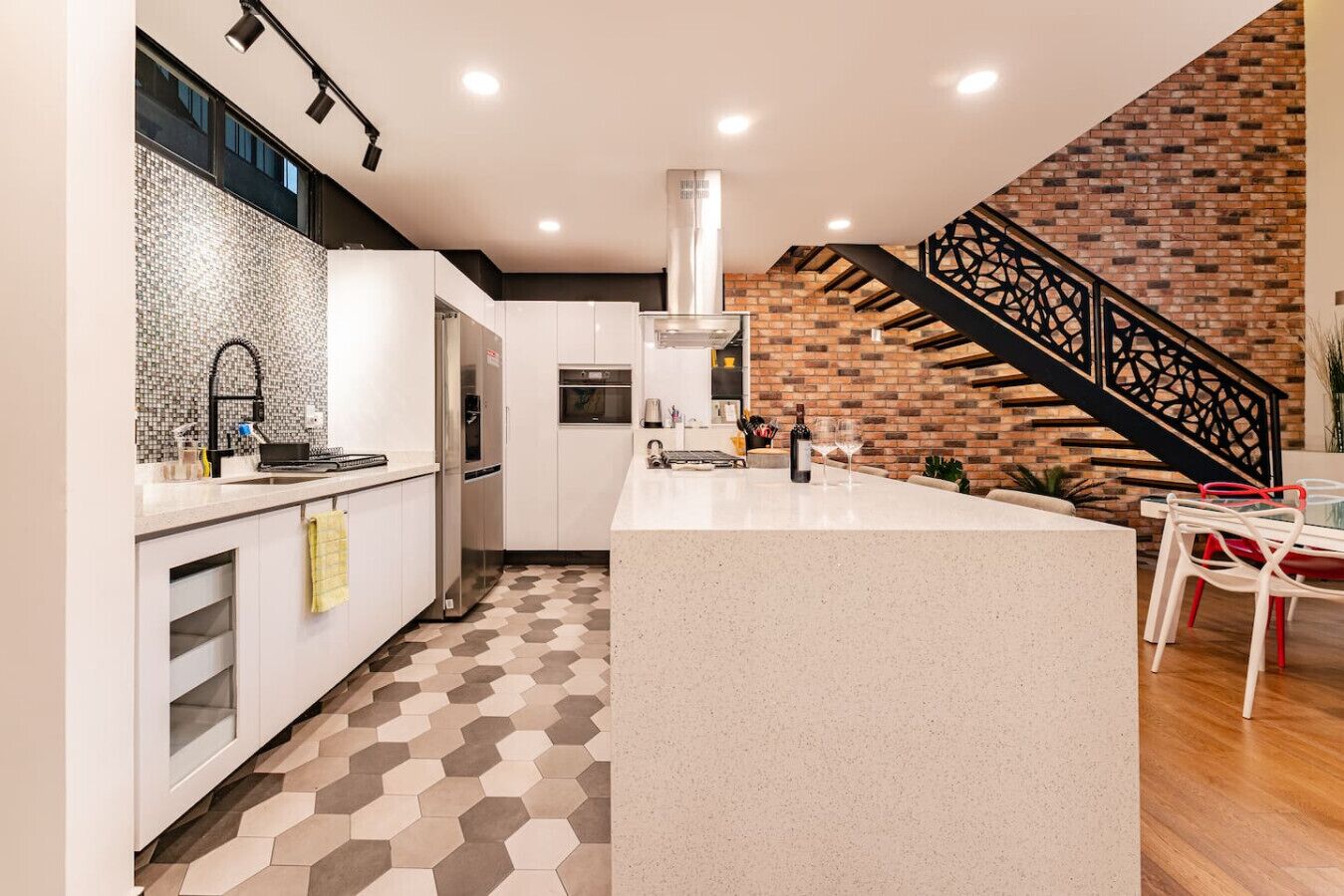 Fridge, oven, stovetop, coffee/tea maker