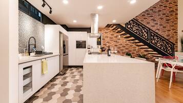 Fridge, oven, stovetop, coffee/tea maker