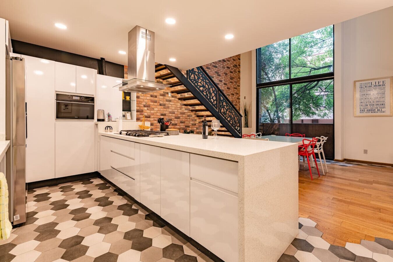 Kühlschrank, Ofen, Herdplatte, Wasserkocher mit Kaffee-/Teezubehör