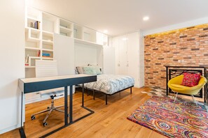 1 habitación, escritorio, tabla de planchar con plancha y wifi