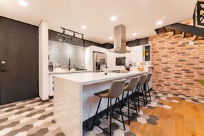 Fridge, oven, stovetop, coffee/tea maker