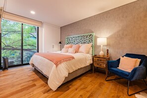 1 slaapkamer, een bureau, een strijkplank/strijkijzer, wifi