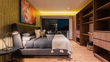 3 bedrooms, desk, iron/ironing board, travel crib