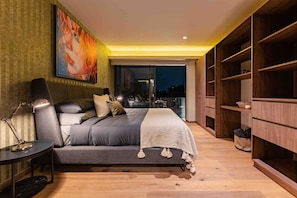 3 bedrooms, desk, iron/ironing board, travel crib