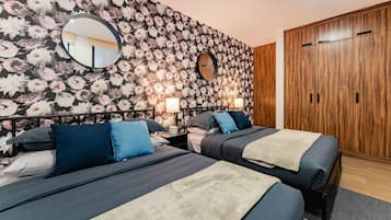 3 bedrooms, desk, iron/ironing board, travel crib