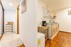 Fridge, oven, stovetop, coffee/tea maker