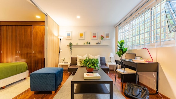 A modern room with a bed, a desk, a chair, a sofa, and a window with blinds. - Polanco Studio Near Chapultepec Park & Museums (Ciudad de México)