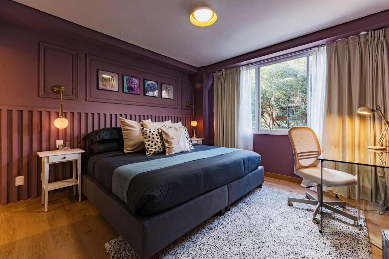 2 dormitorios, escritorio, tabla de planchar con plancha y cuna de viaje