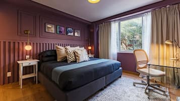 2 dormitorios, escritorio, tabla de planchar con plancha y cuna de viaje