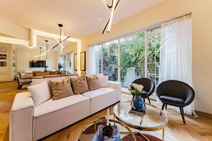 TV - Modern Polanco Retreat with Balcony, Office Space & Style (Ciudad de México)