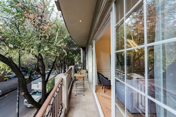 Exterior detail - Modern Polanco Retreat with Balcony, Office Space & Style (Ciudad de México)