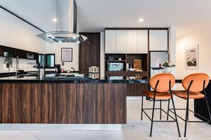 Een koelkast, een magnetron, een oven, een kookplaat