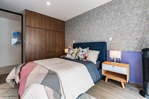 3 habitaciones, escritorio y tabla de planchar con plancha 