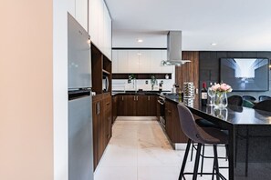 Refrigerador, microondas, horno y cafetera y tetera 