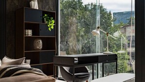 Una habitación moderna con escritorio, silla y estantería.