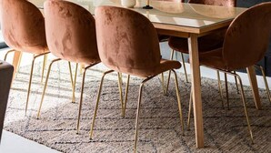Un comedor moderno con una gran mesa, seis sillas, una araña de cristal y un cuadro abstracto de gran tamaño en la pared.