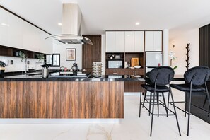 Kühlschrank, Mikrowelle, Ofen, Herdplatte