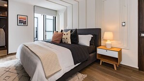 A modern bedroom with a large bed, a bedside table with a lamp, and a view of the outdoors through a glass door. - Stylish Polanco Duo Steps from Lincoln Park (Ciudad de México)