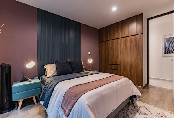 6 bedrooms, desk, iron/ironing board, WiFi