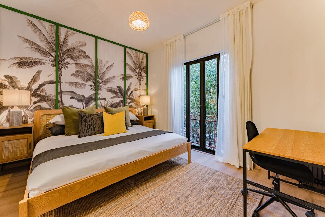 8 bedrooms, desk, iron/ironing board, travel crib