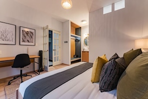 8 bedrooms, desk, iron/ironing board, travel crib