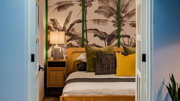 8 bedrooms, desk, iron/ironing board, travel crib