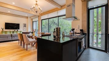 Geladeira, micro-ondas, fogão, cooktop