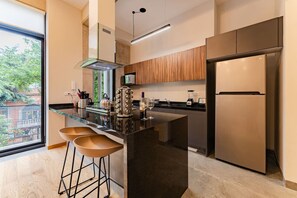 Réfrigérateur, four à micro-ondes, un four, surface de cuisson