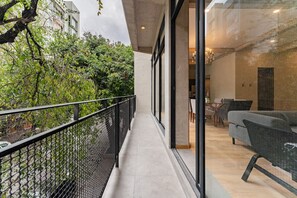 Terrace/patio - Stylish Haven w/ Balcony Steps to Jazz Bar & Cafés (Ciudad de México)