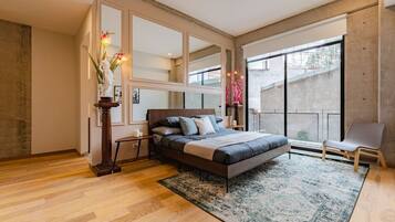 4 bedrooms, desk, iron/ironing board, travel crib