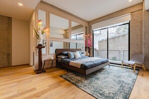 4 chambres, bureau, fer et planche à repasser, lit de bébé portatif