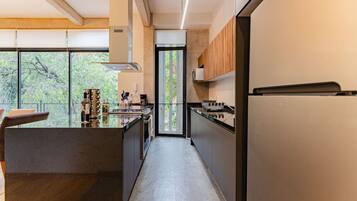 Geladeira, micro-ondas, fogão, cooktop